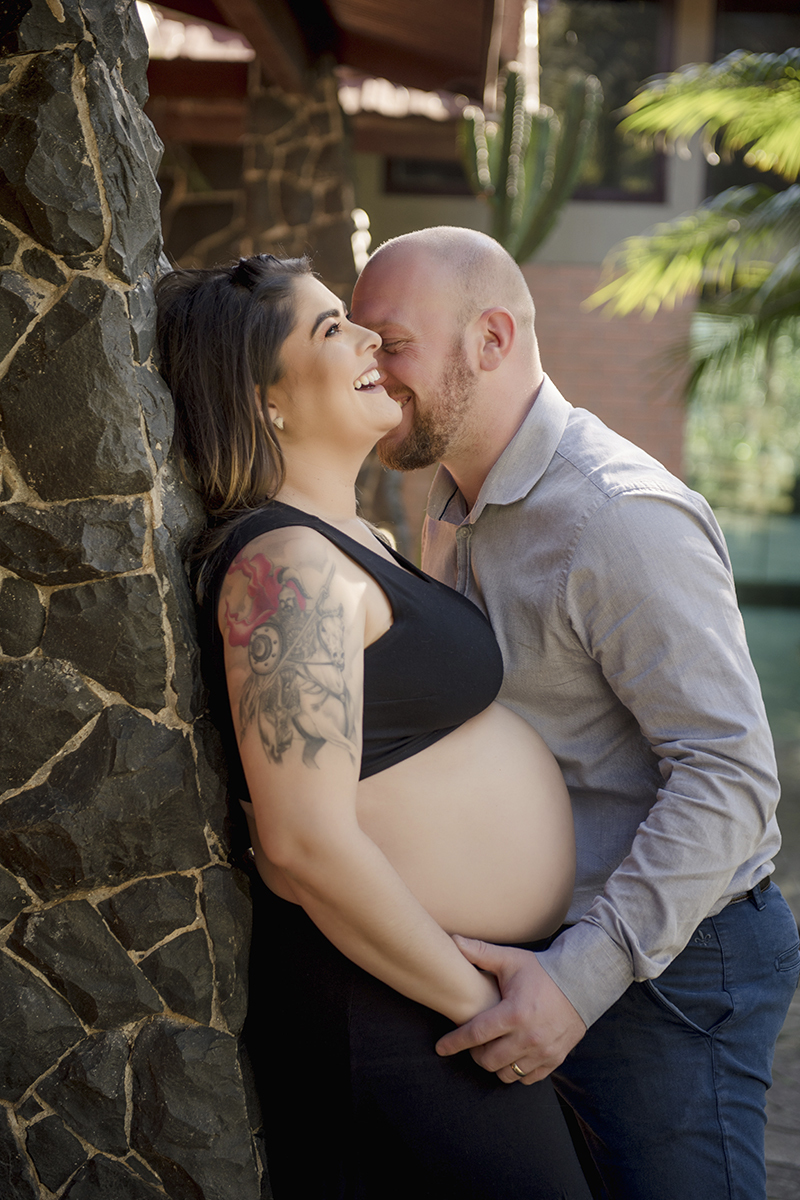 Foto de gestante em caxias do sul fotografa morgana perini mulher sorrindo marido perto do ouvido