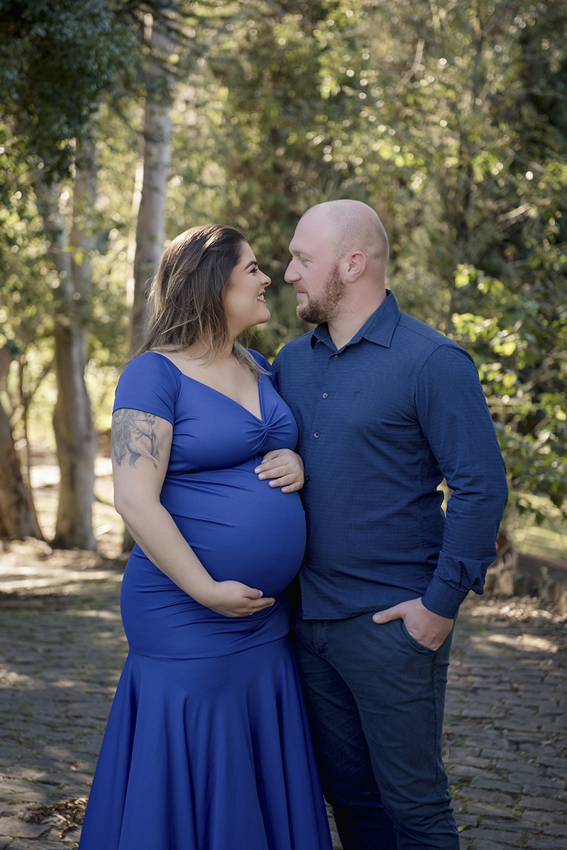 Foto de gestante em caxias do sul fotografa morgana perini casal de olhando 
