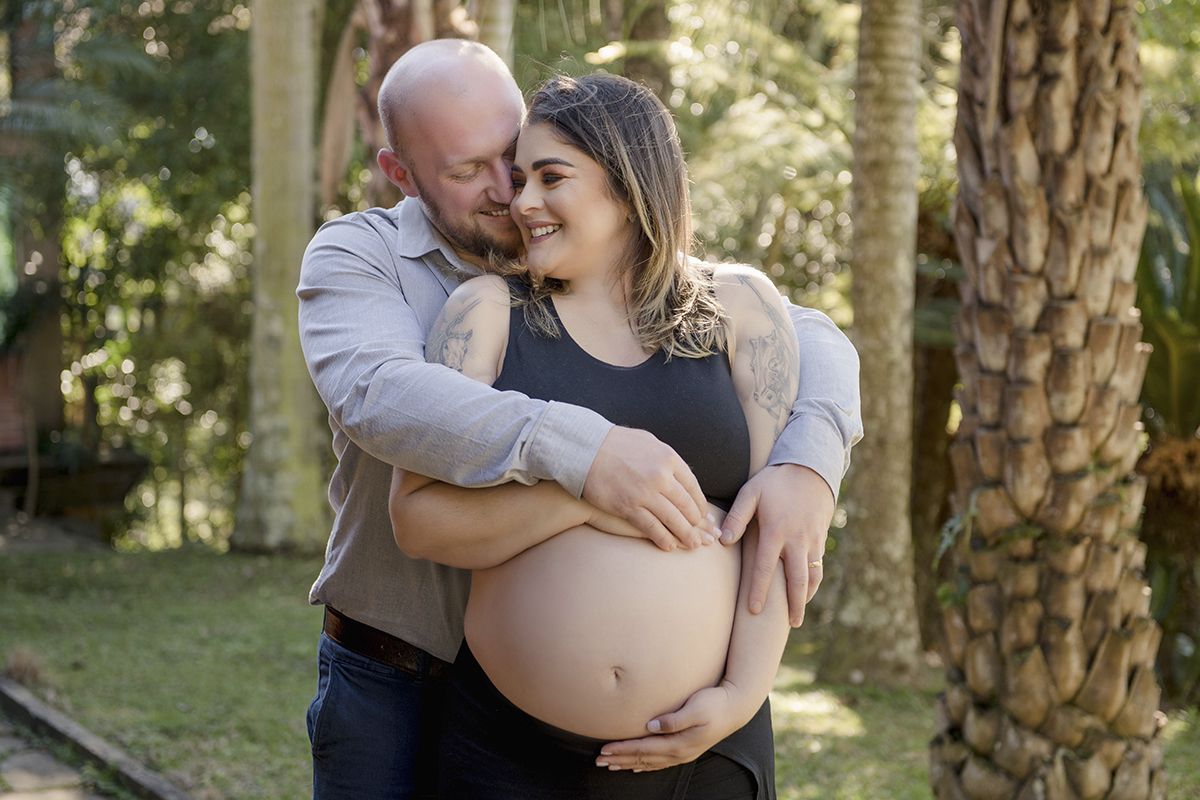 Foto de gestante em caxias do sul fotografa morgana perini casal abraçado coqueiro