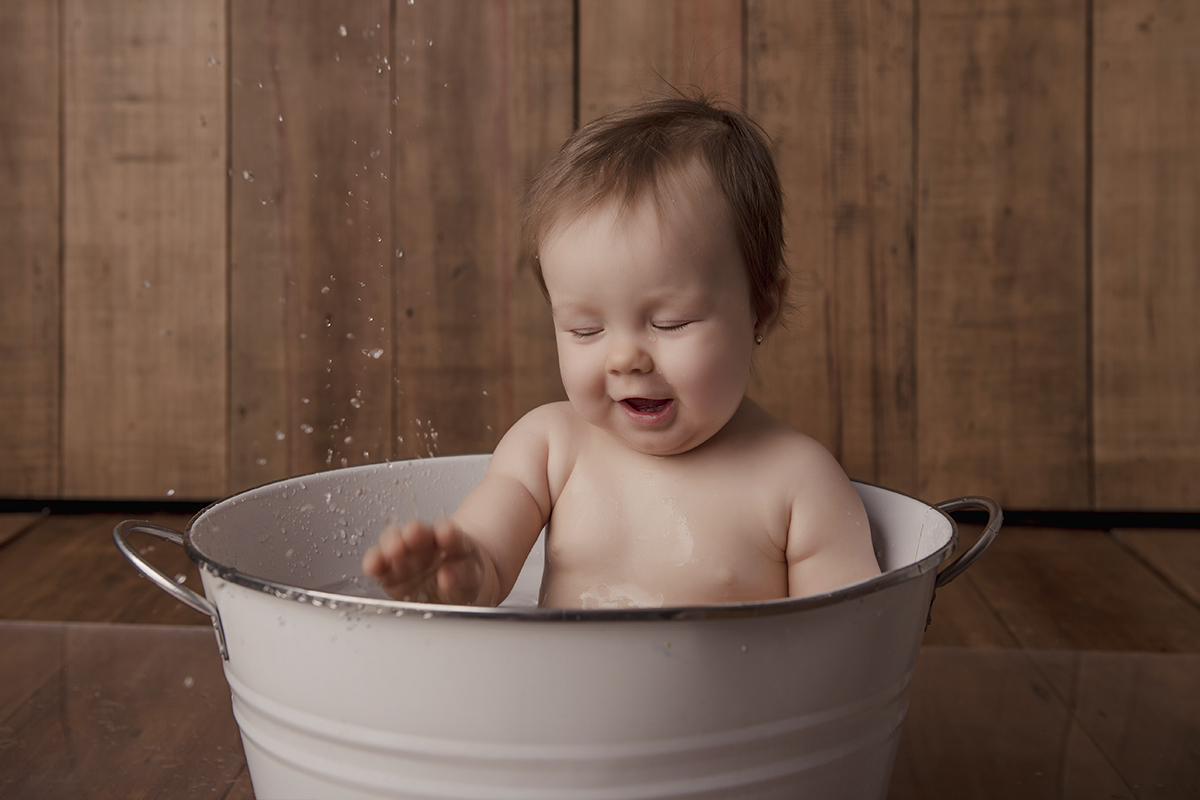 Foto de bebe em caxias do sul fotografa morgana perini menina banheira jogando agua para cima