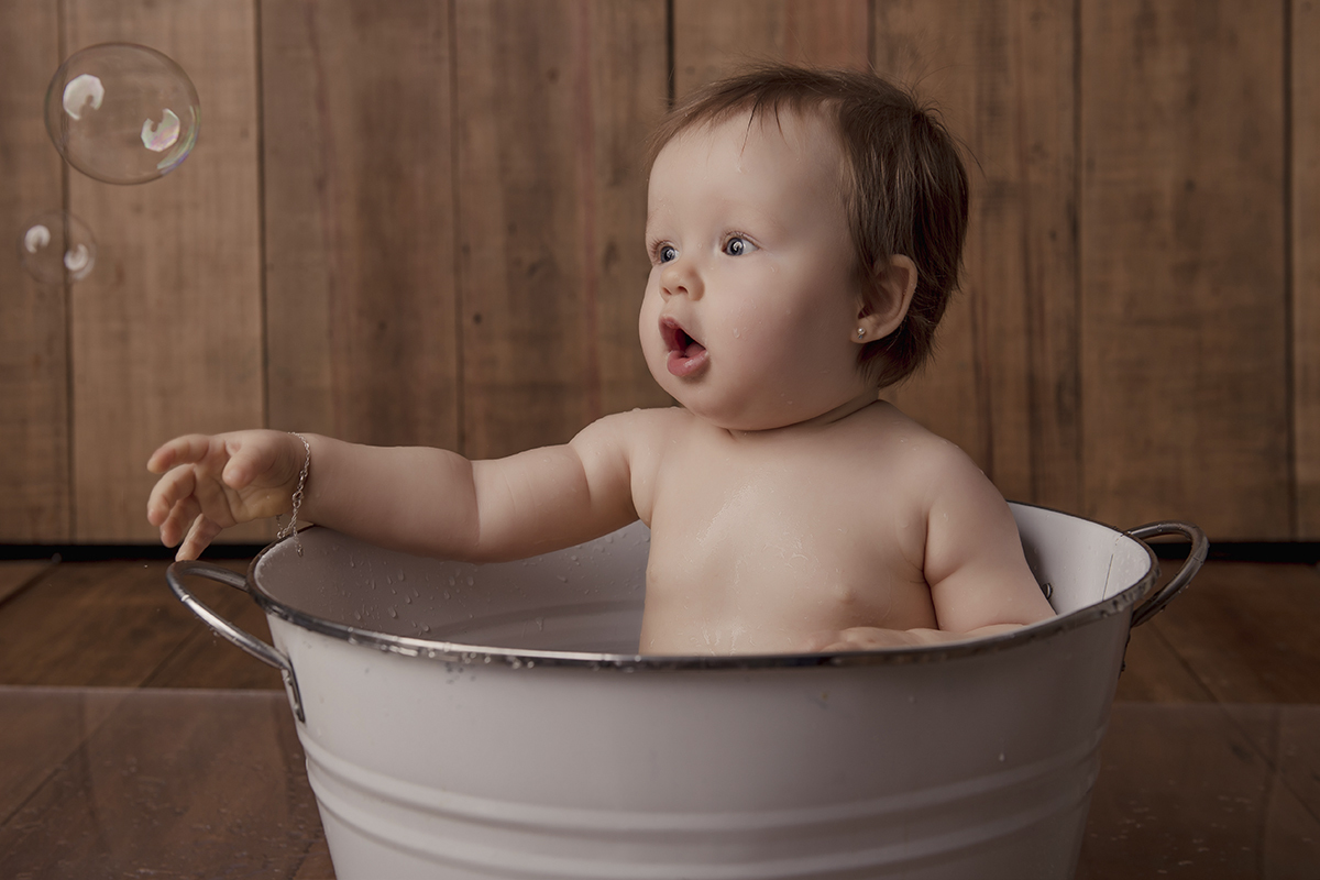 Foto de bebe em caxias do sul fotografa morgana perini menina olhando bolinhas de sabãpo