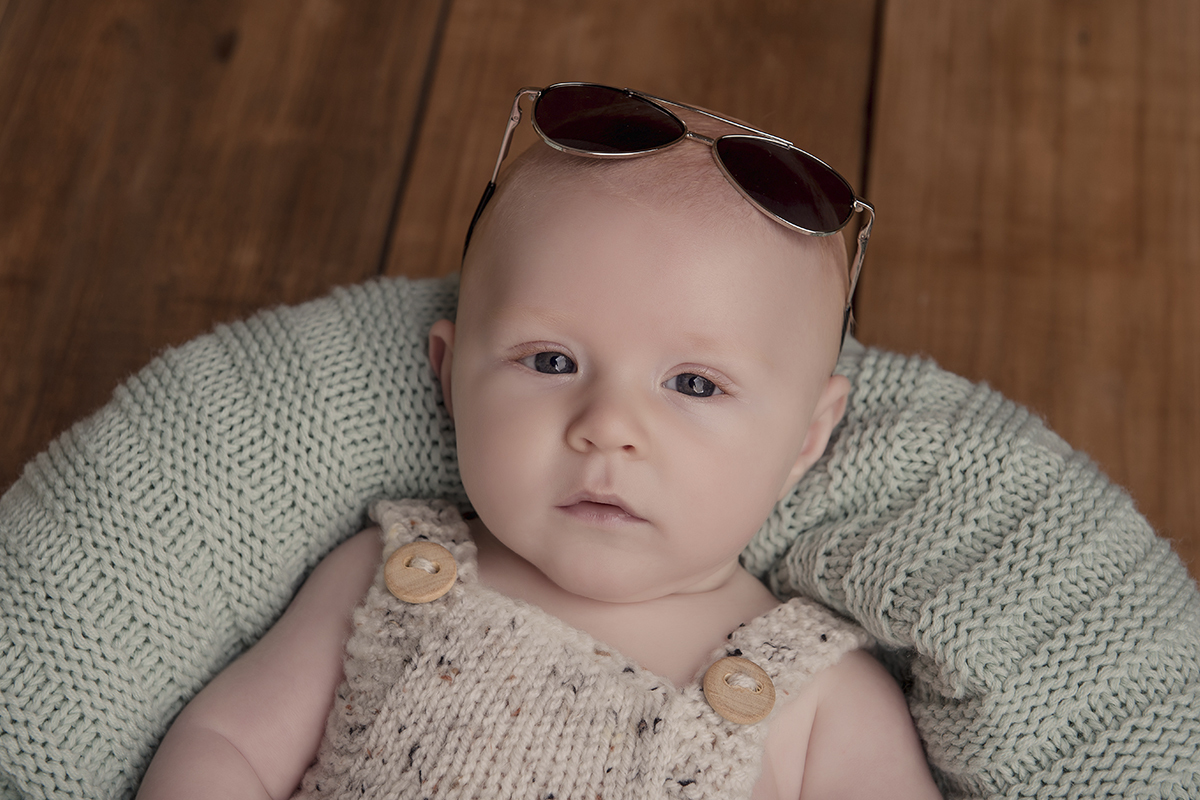 Foto de bebe em caxias do sul fotografa morgana perini bebe oculos escuro verde