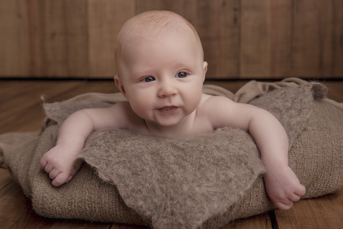 Foto de bebe em caxias do sul fotografa morgana perini bebe de bruços sorrindo marrom