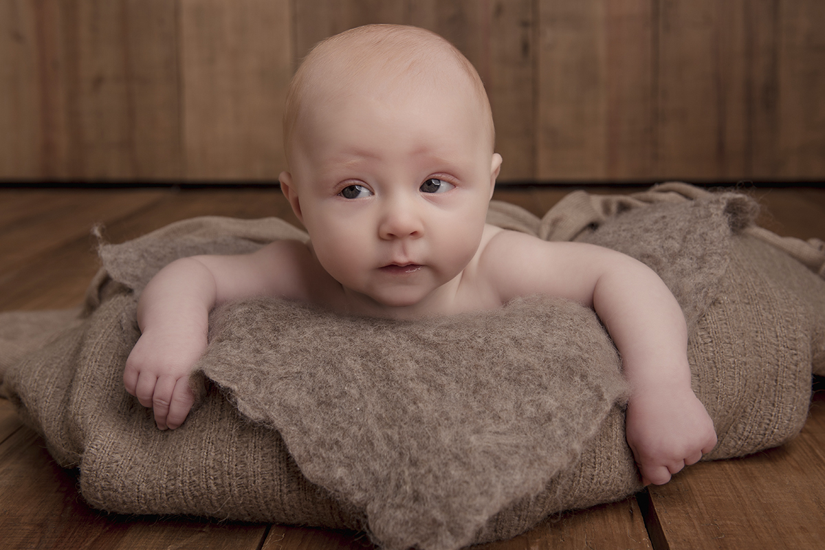 Foto de bebe em caxias do sul fotografa morgana perini bebe de bruços marrom tecidos