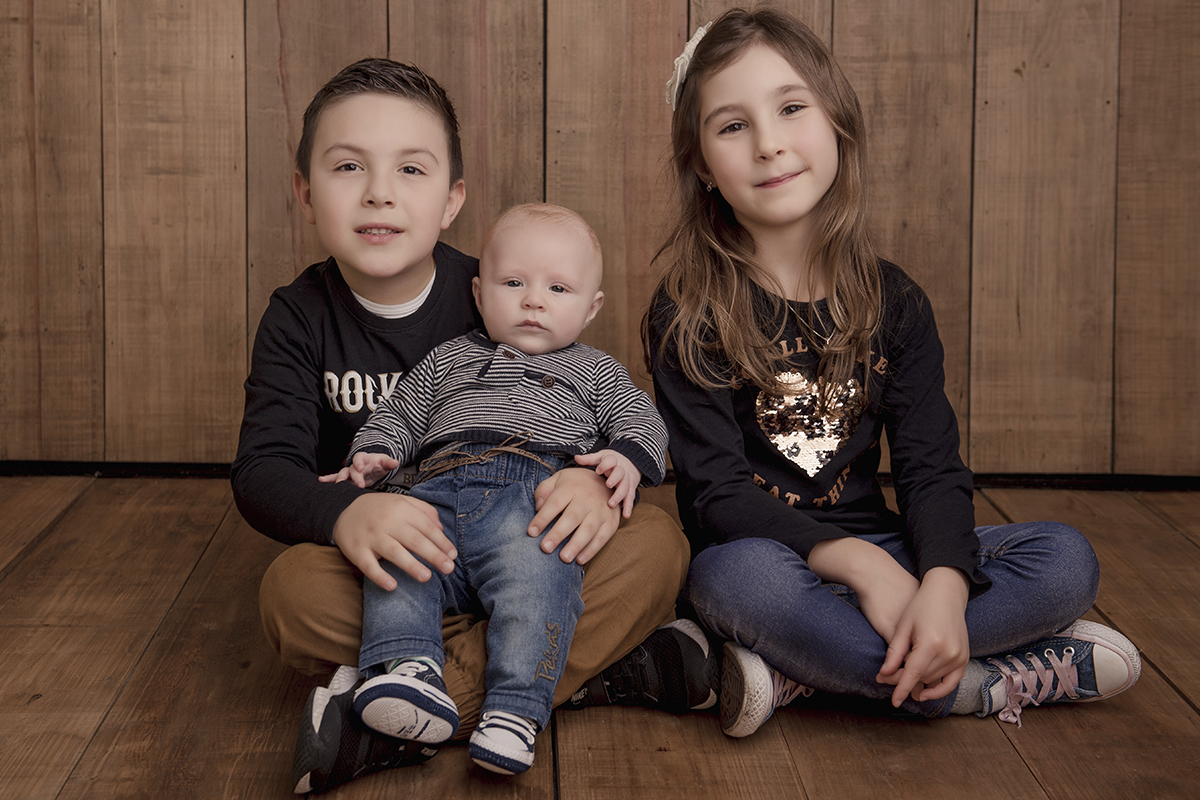 Foto de bebe em caxias do sul fotografa morgana perini crianças sentadas com bebe irmaos