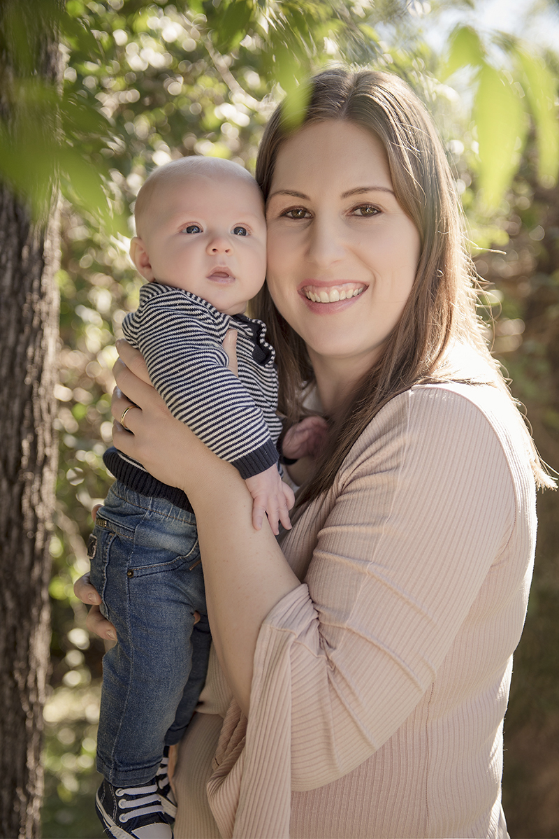Foto de bebe em caxias do sul fotografa morgana perini mae com bebe no colo folhas de arvore