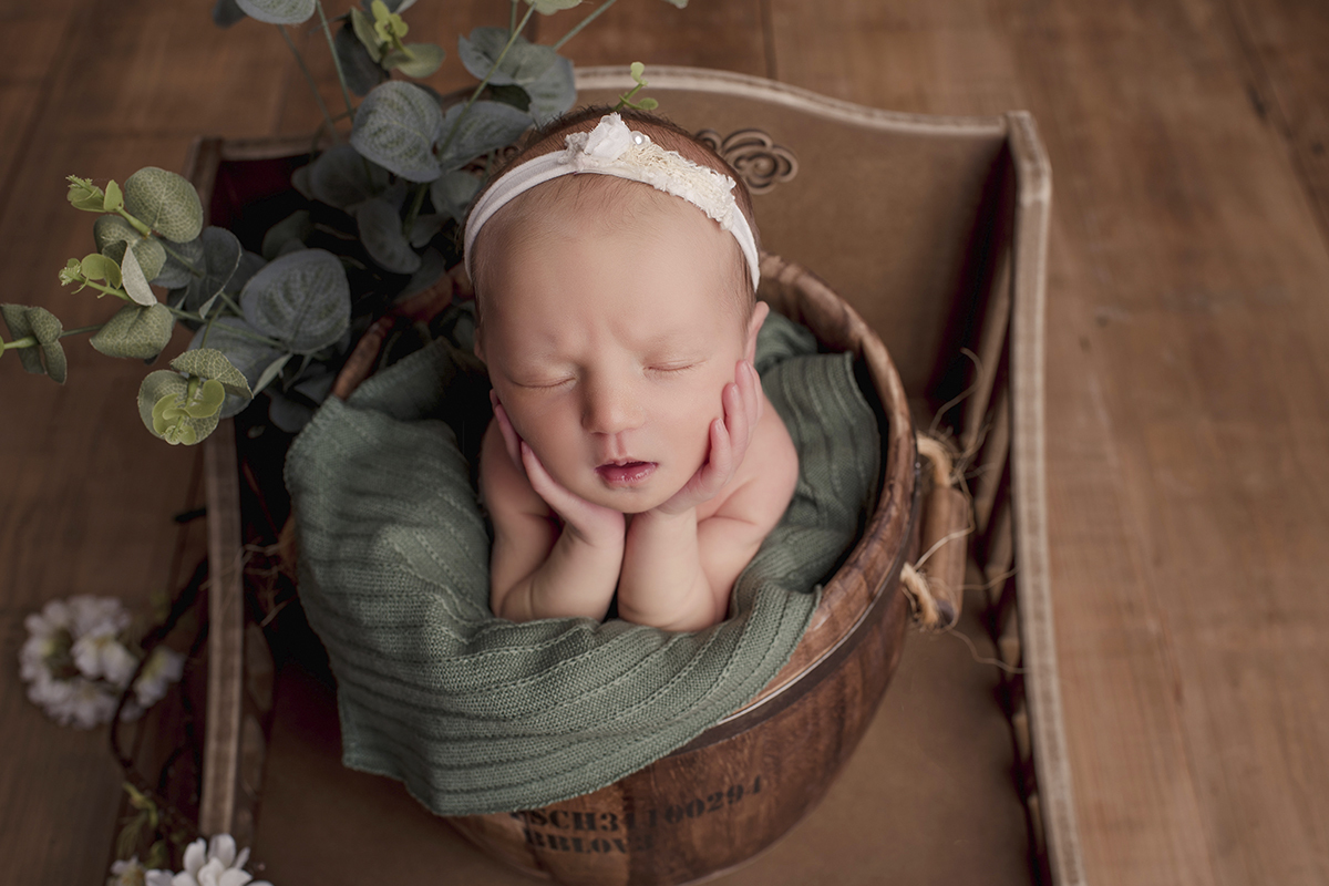 Foto newborn em caxias do sul fotografa morgana perini menina pose sapinho verde marrom