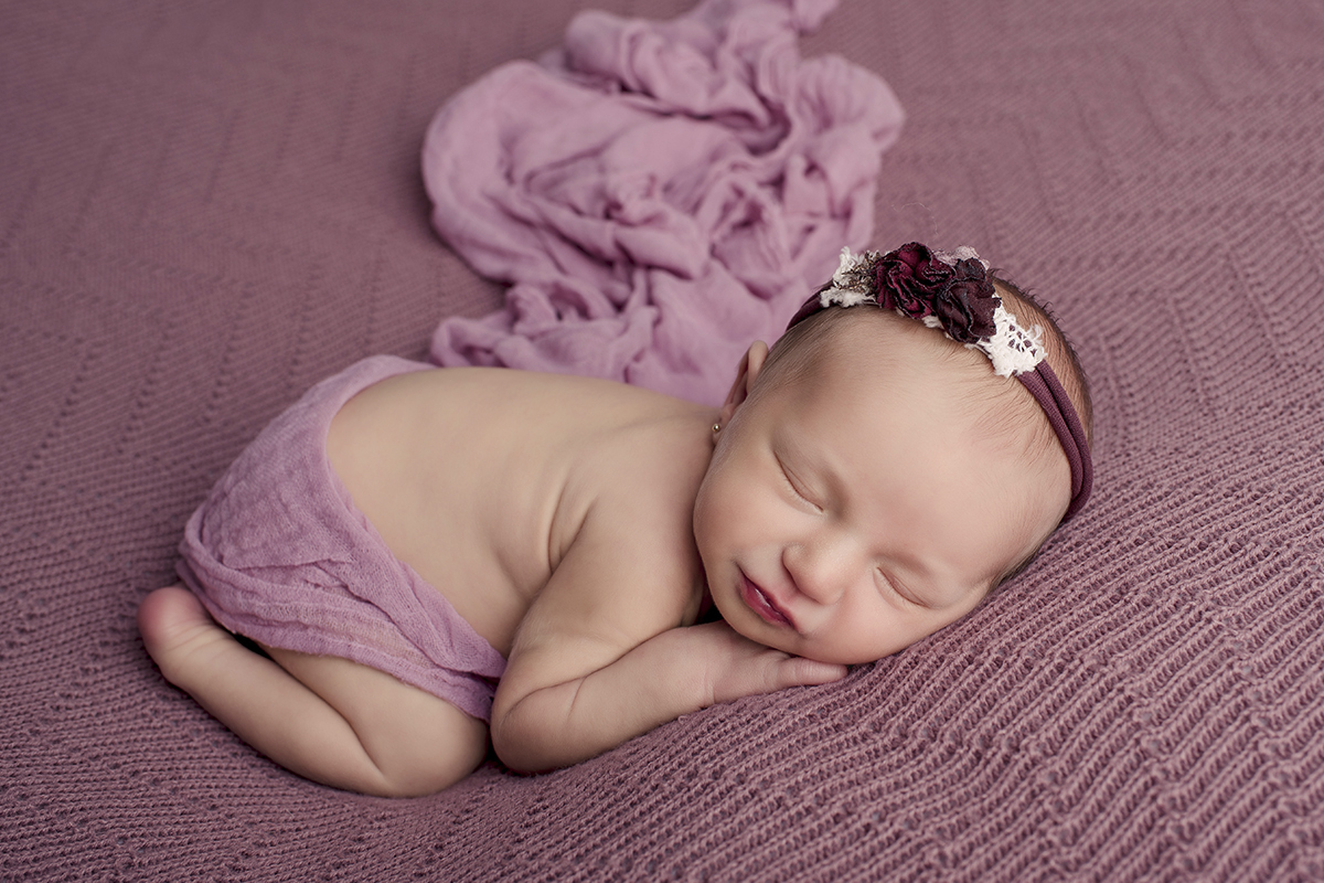 Foto newborn em caxias do sul fotografa morgana perini tecido rosa tiara bordo e branca menina
