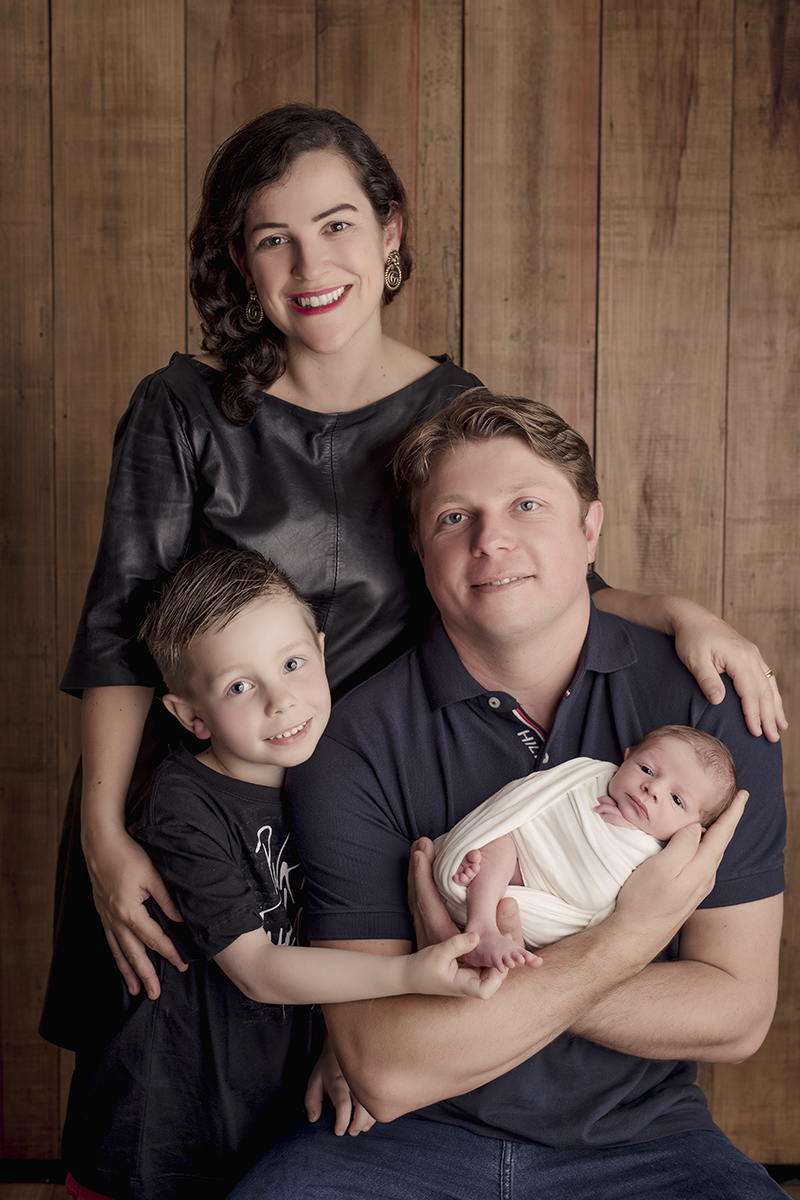 Foto newborn em caxias do sul fotografa morgana perini familia completa mae pai irmao e rn