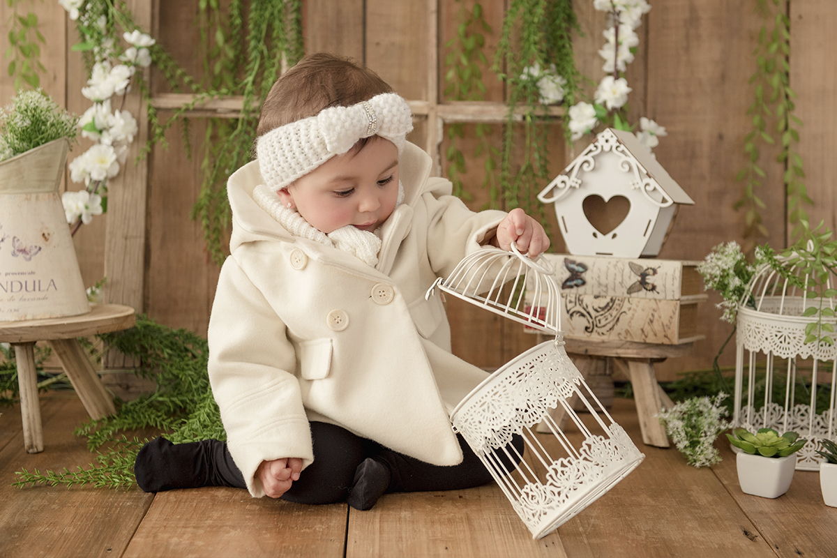 Foto de bebe em caxias do sul fotografa morgana perini bebe brincando com gaiola