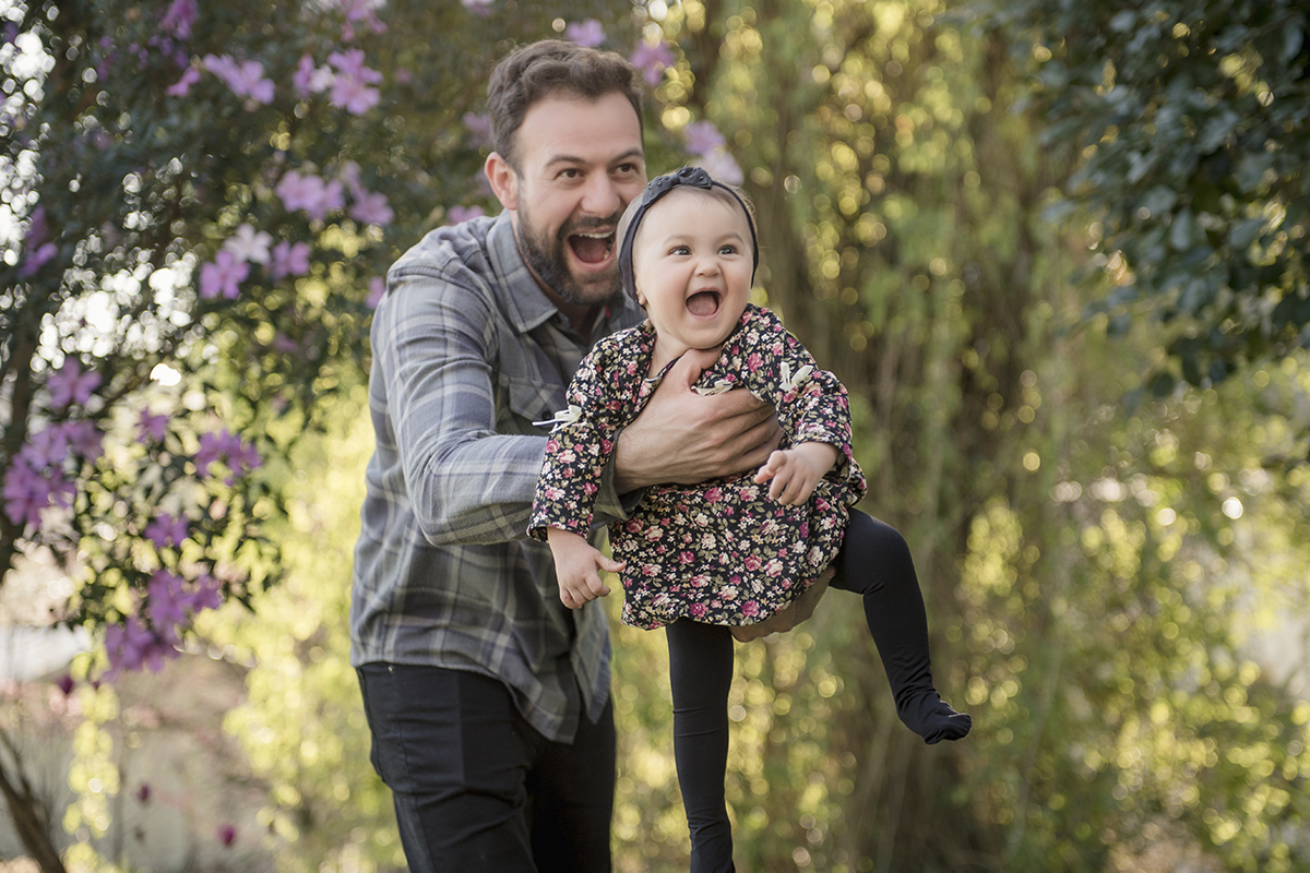 Foto de bebe em caxias do sul fotografa morgana perini pai brincando com bebe 