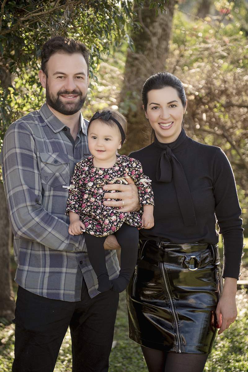 Foto de bebe em caxias do sul fotografa morgana perini pai e mae tecidos escuros