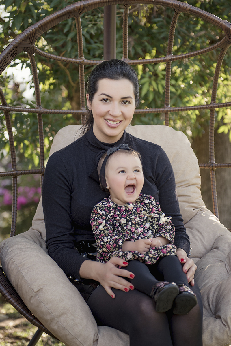 Foto de bebe em caxias do sul fotografa morgana perini filha e mae balanço sorrindo
