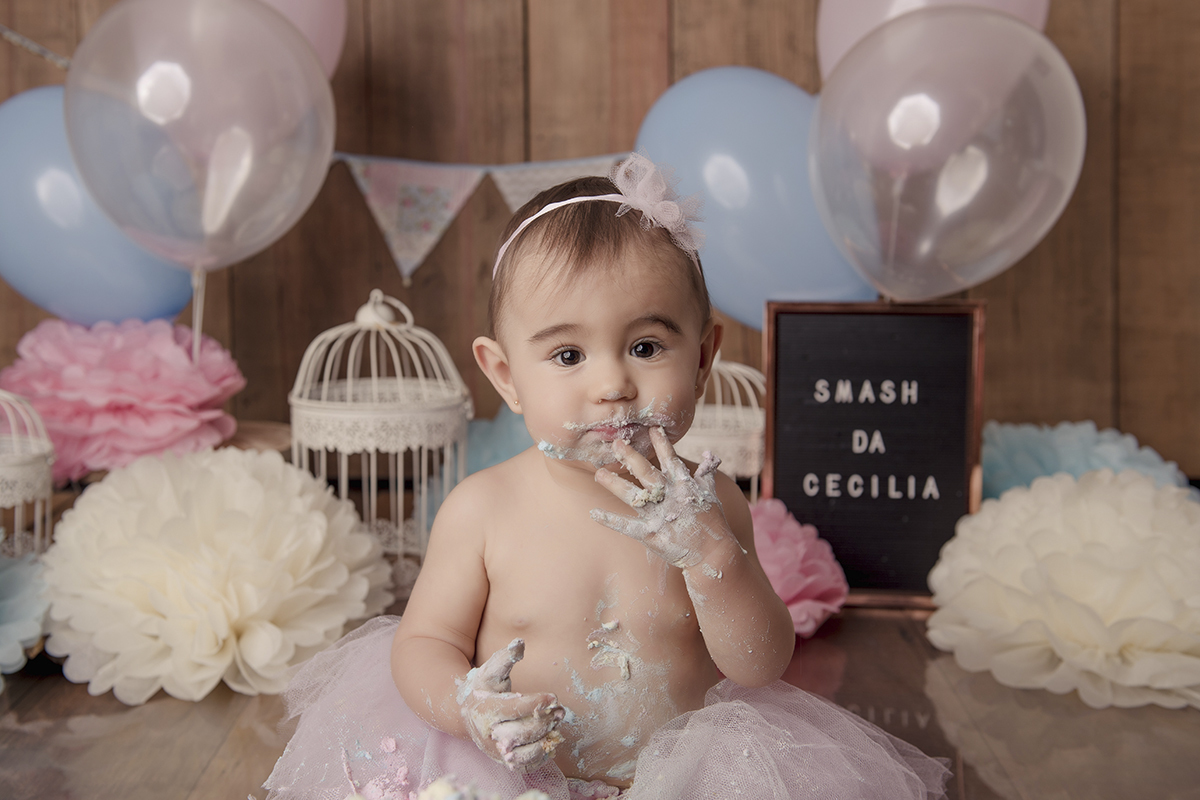 Foto de bebe em caxias do sul fotografa morgana perini smash bebe comendo bolo
