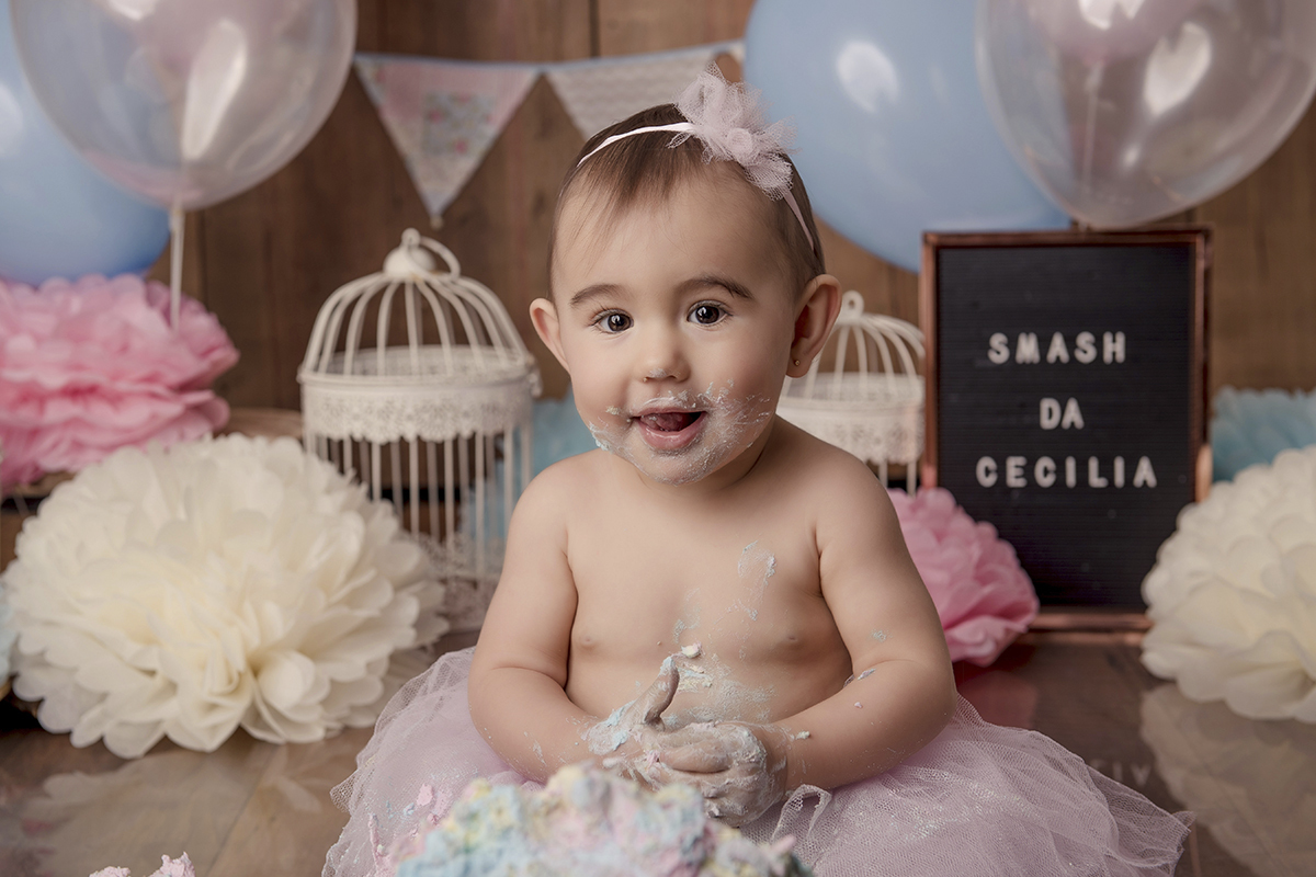 Foto de bebe em caxias do sul fotografa morgana perini smash bebe lingua bolo