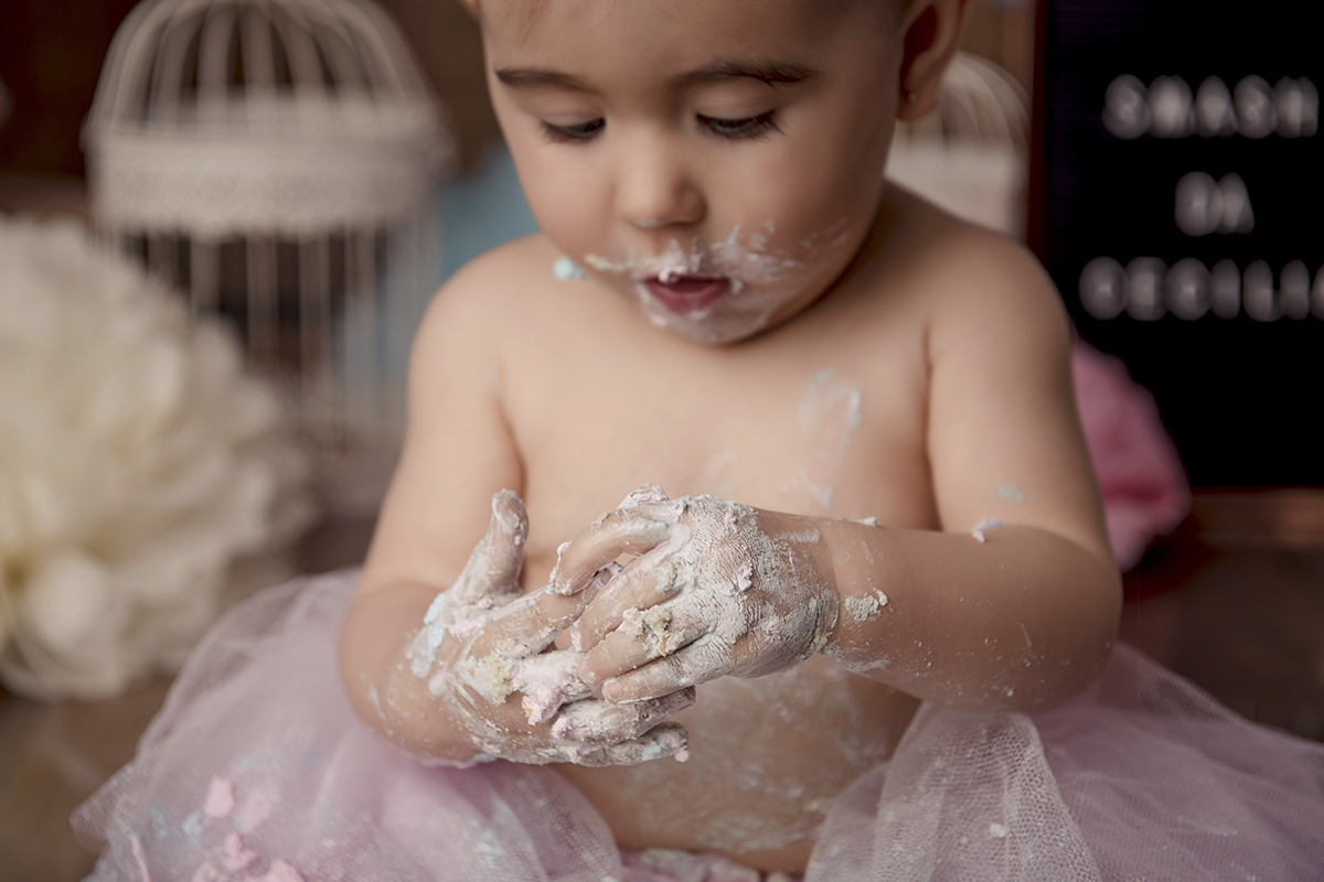 Foto de bebe em caxias do sul fotografa morgana perini maozinhas com bolo smash
