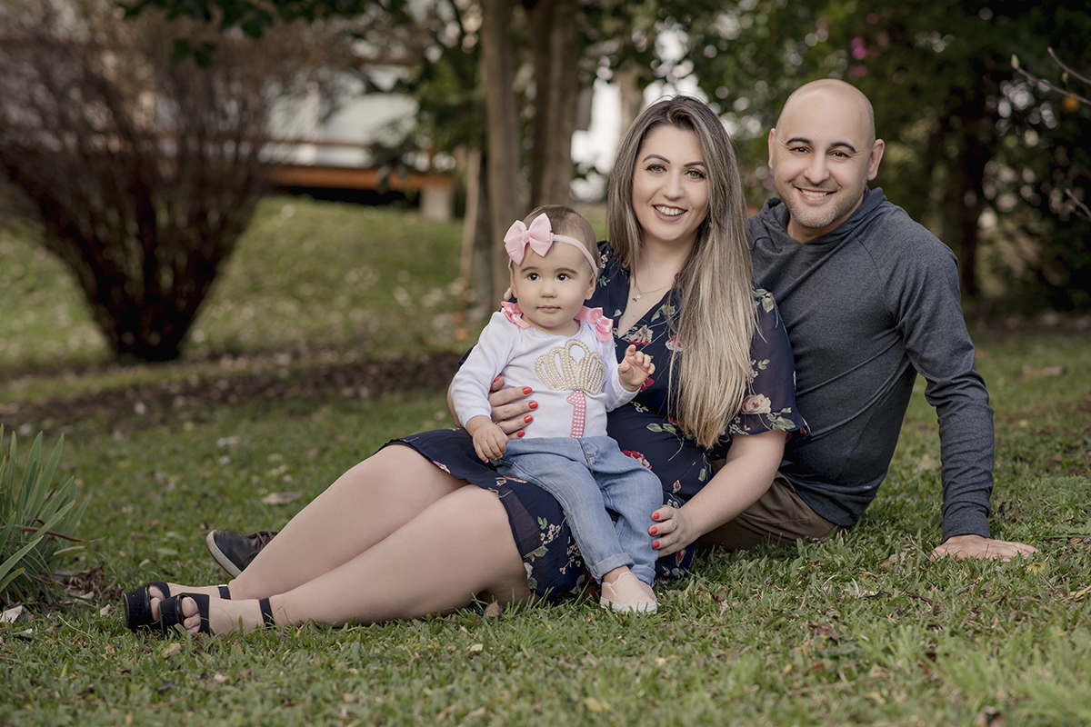 Foto de bebe em caxias do sul fotografa morgana perini pais com bebe na grama