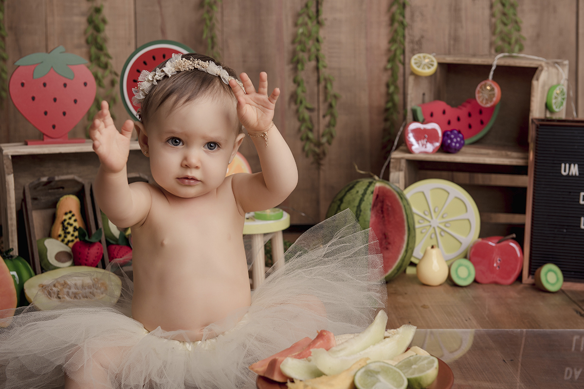 Foto de smash em caxias do sul fotografa morgana perini bebe maos para cima frutas
