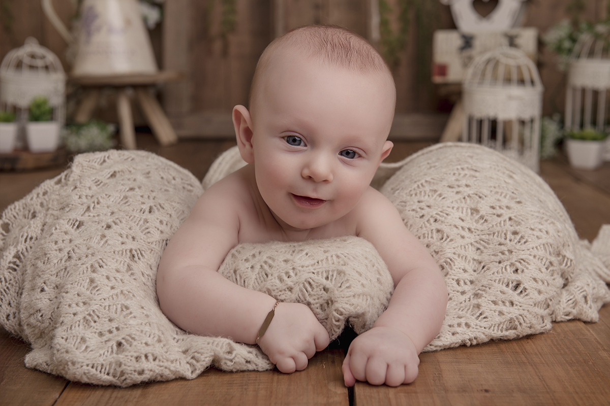 Foto de bebe em caxias do sul fotografa morgana perini deitado tecido bege
