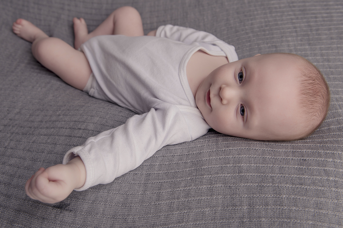 Foto de bebe em caxias do sul fotografa morgana perini tecido cinza roupa branca