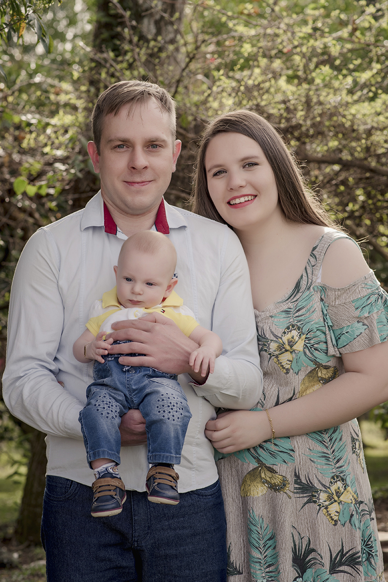 Foto de bebe em caxias do sul fotografa morgana perini com os pais no jardim