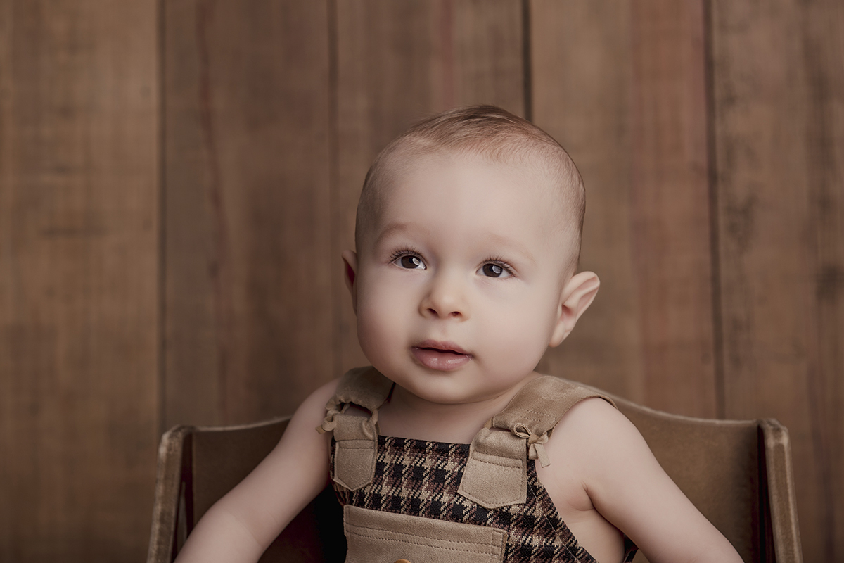 Foto de bebe em caxias do sul fotografa morgana perini bebe roupa marrom cadeira