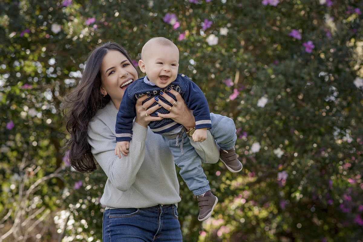 Foto de bebe em caxias do sul fotografa morgana perini mae brincando com bebe