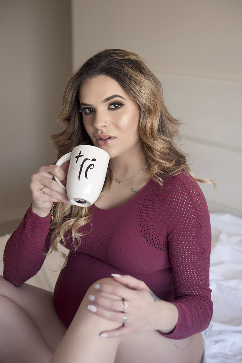 Foto de gestante em caxias do sul fotografa morgana perini xicara de cafe =fé