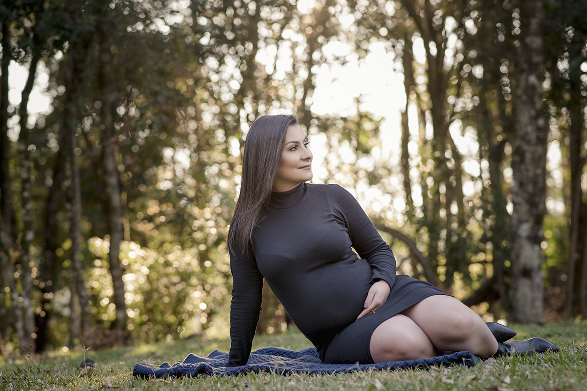Foto de gestante em caxias do sul fotografa morgana perini sentada grama vestido prero