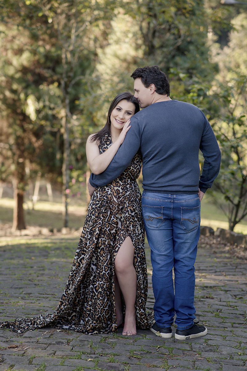 Foto de gestante em caxias do sul fotografa morgana perini vestido de onçinha marido de azul