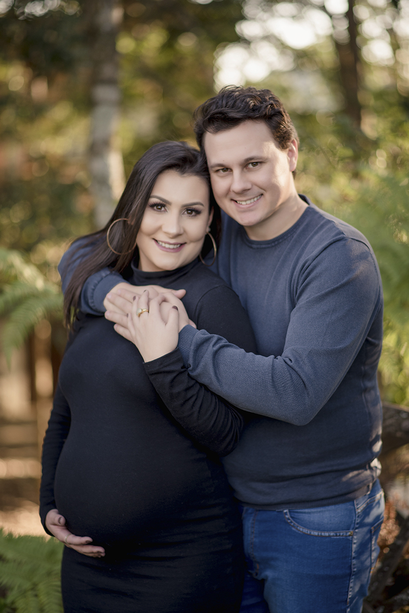 Foto de gestante em caxias do sul fotografa morgana perini marido e esposa abraçados vestido preto blusa azul