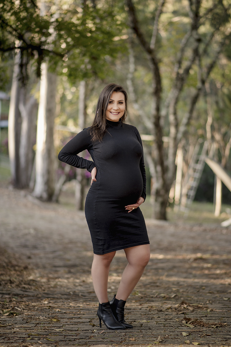 Foto de gestante em caxias do sul fotografa morgana perini vestido preto de lado mao na barriga