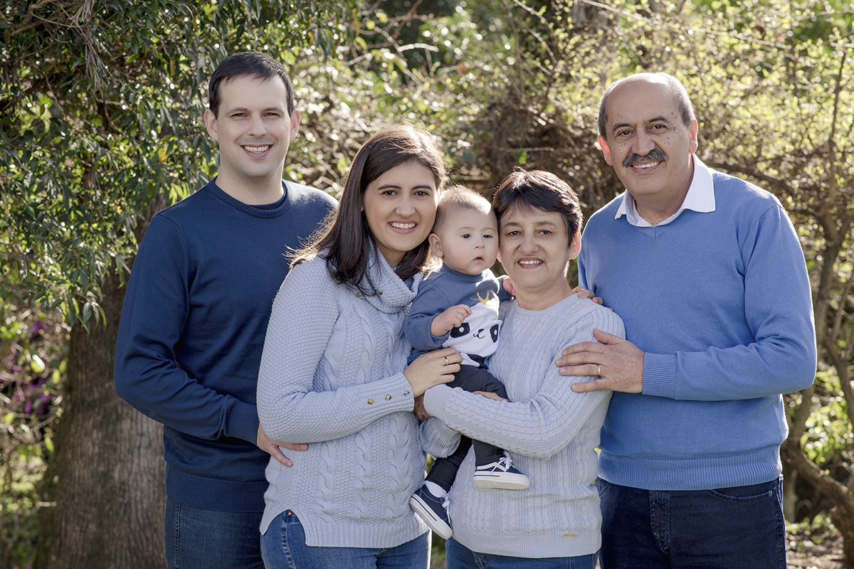 Foto de bebe em caxias do sul fotografa morgana perini bebe com pais e avos de azul