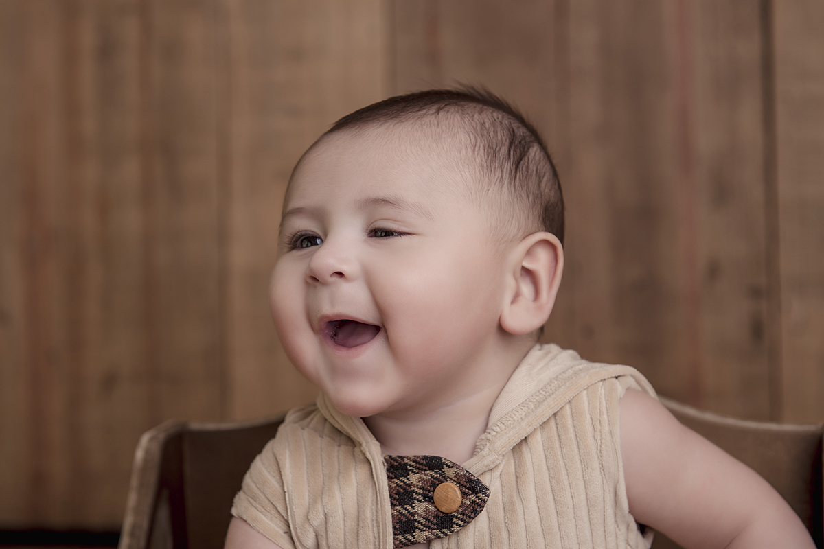 Foto de bebe em caxias do sul fotografa morgana perini bebe sorrindo sentado na cadeira