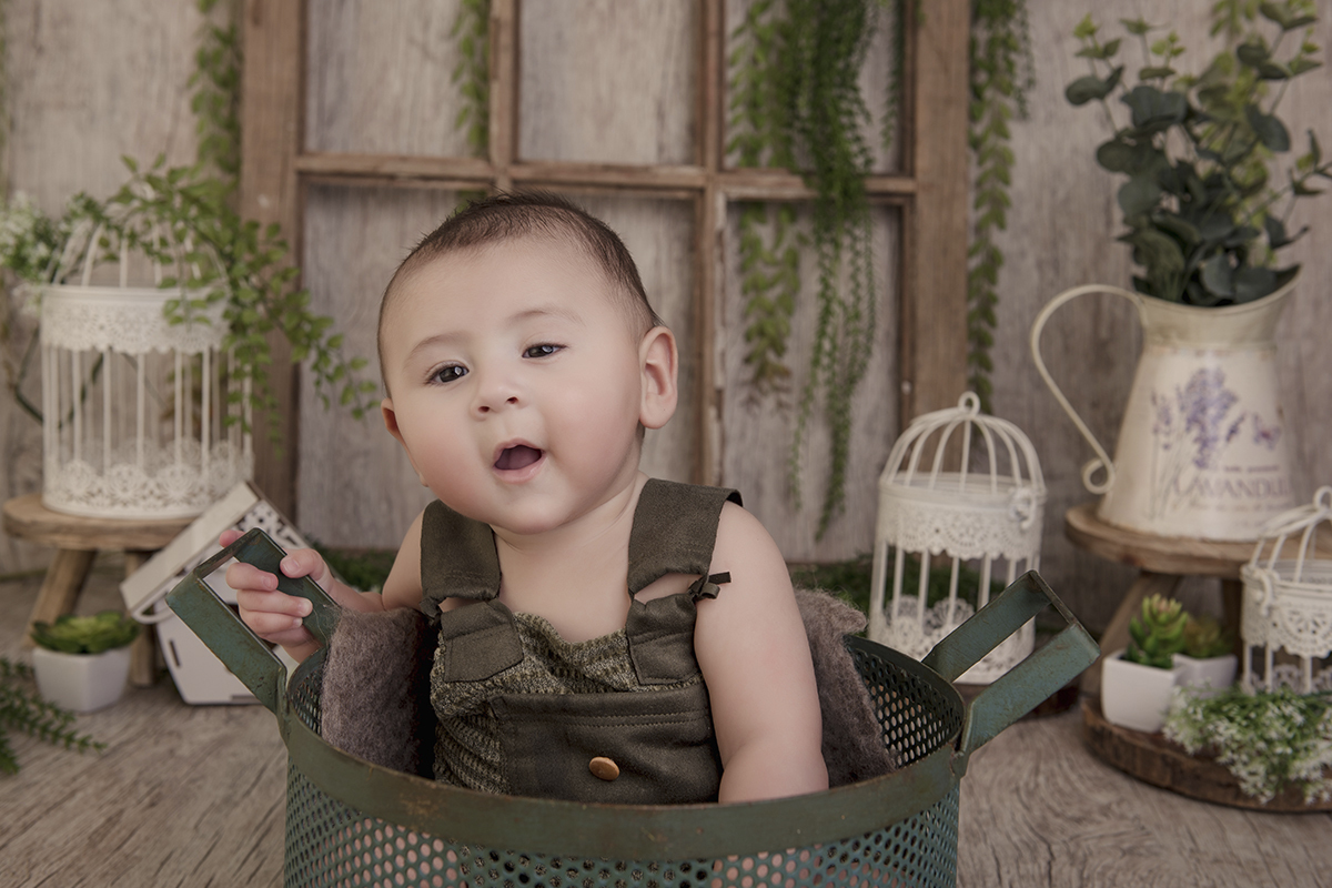 Foto de bebe em caxias do sul fotografa morgana perini bebe sentadinho cenario verde