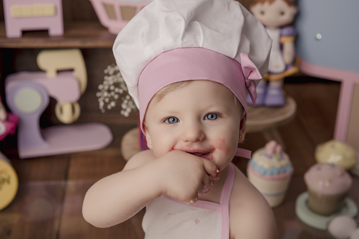 Foto de smash em caxias do sul fotografa morgana perini menina mao na boca chapeu de chefe