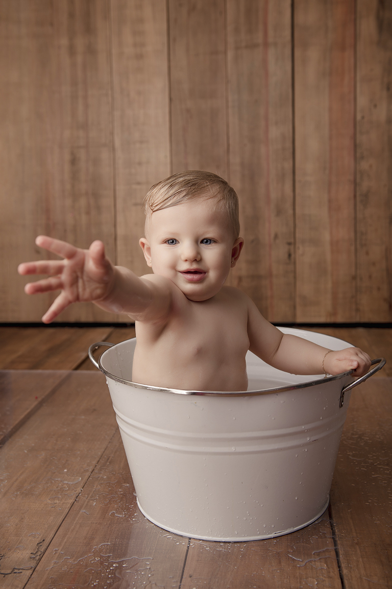 Foto de smash em caxias do sul fotografa morgana perini menina estendendo a mao banheira