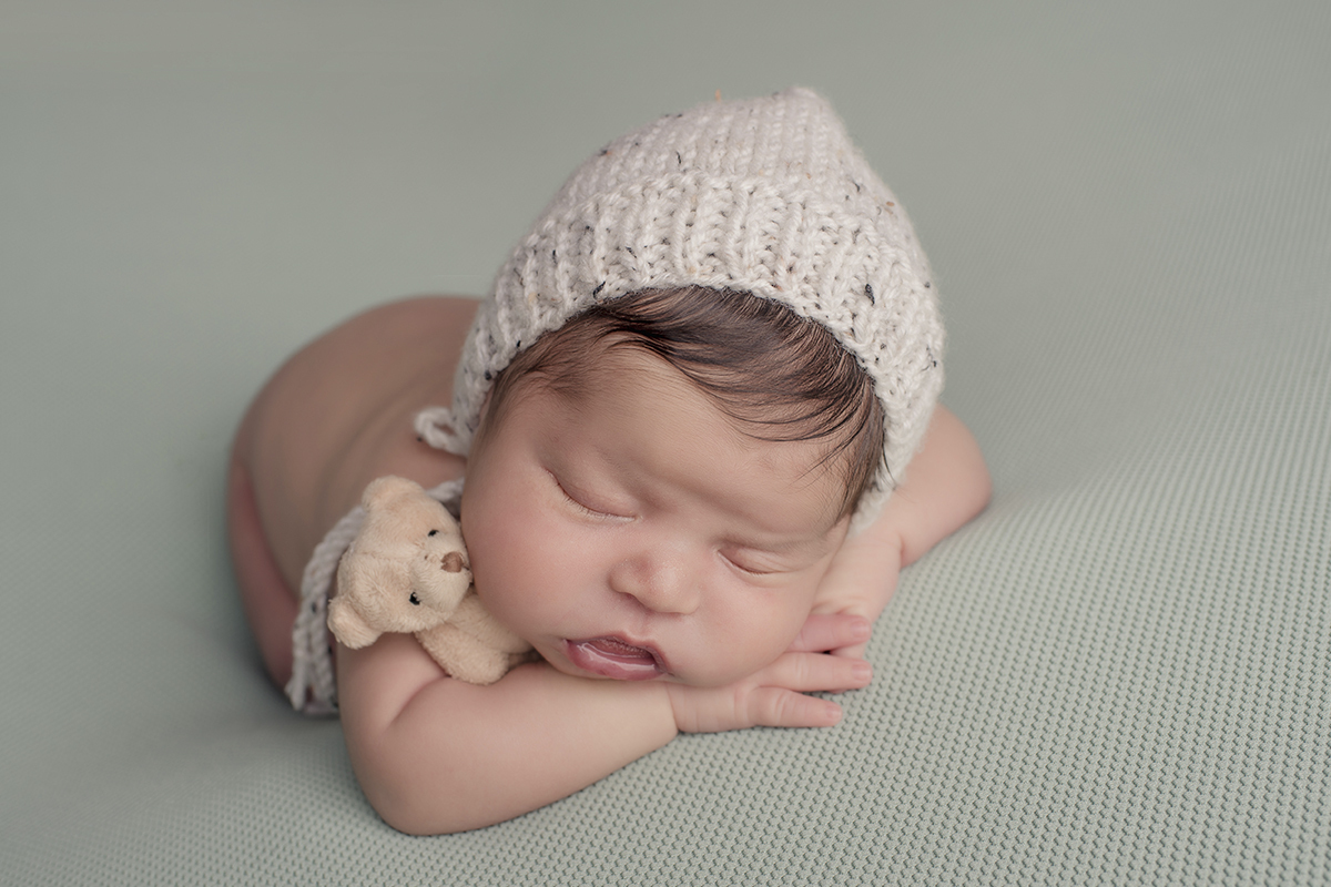 Foto newborn em caxias do sul fotografa morgana perini tecido verde urso touca