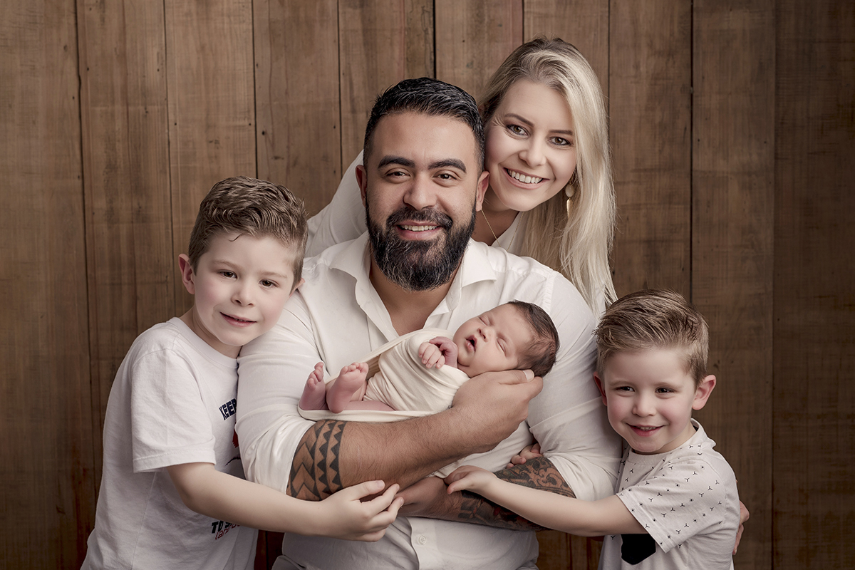 Foto newborn em caxias do sul fotografa morgana perini familia com 3 meninos mae e pai
