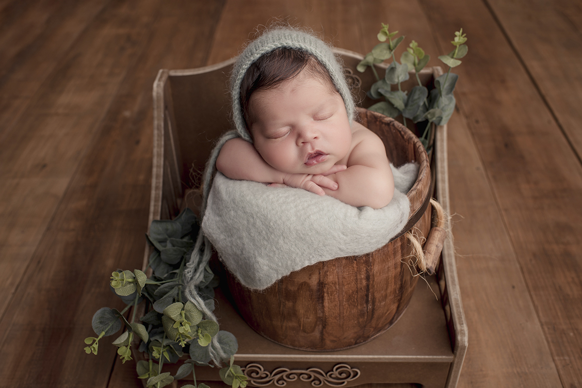 Foto newborn em caxias do sul fotografa morgana perini de bruços podinho braços gordinhos