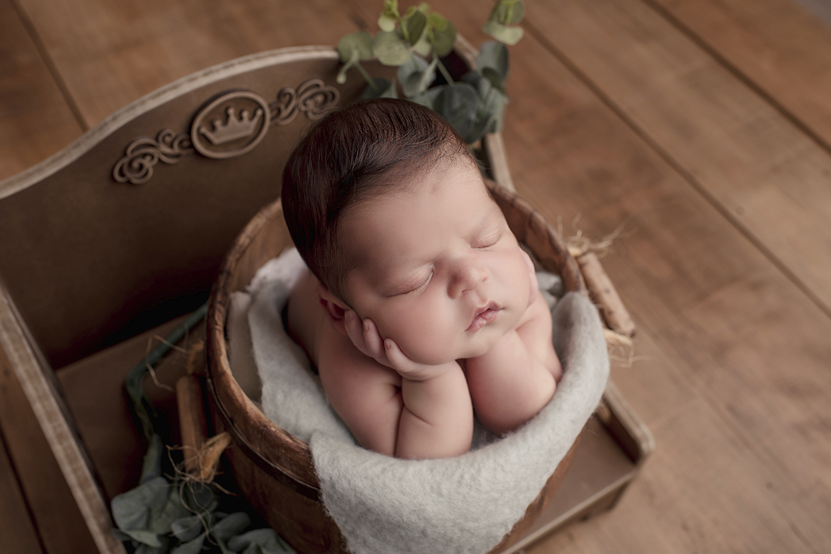 Foto newborn em caxias do sul fotografa morgana perini pose sapinho bebe gordinho
