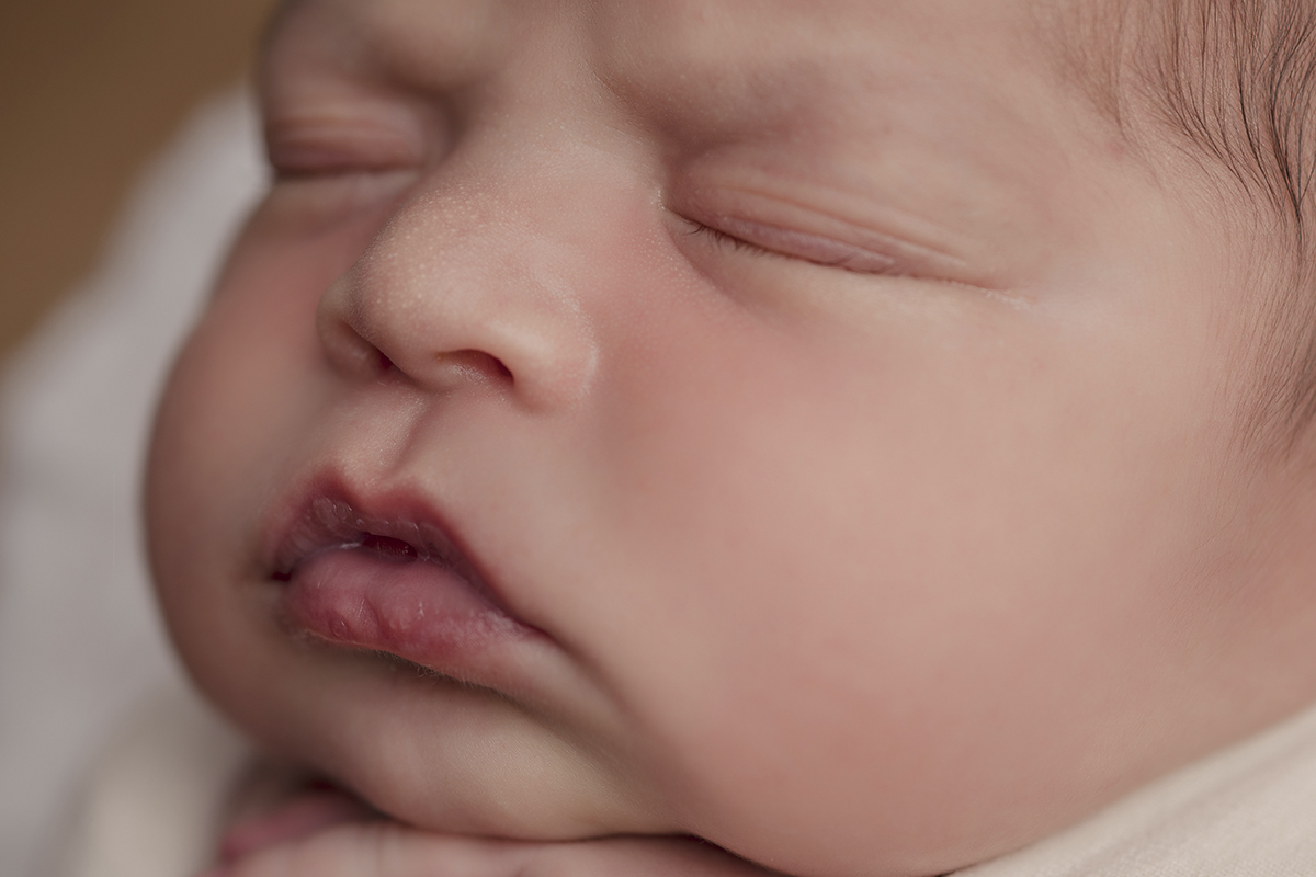 Foto newborn em caxias do sul fotografa morgana perini foto do rostinho boca rosada