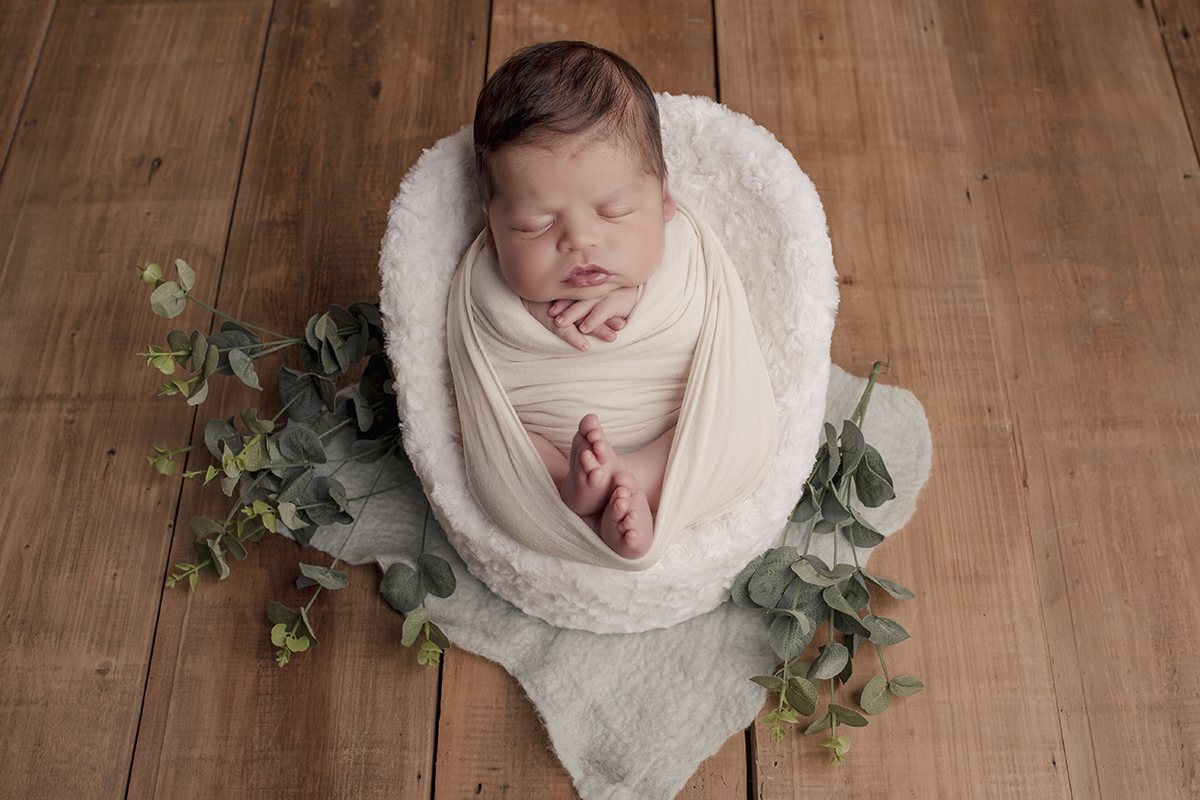 Foto newborn em caxias do sul fotografa morgana perini bebe sentadinho pro branco