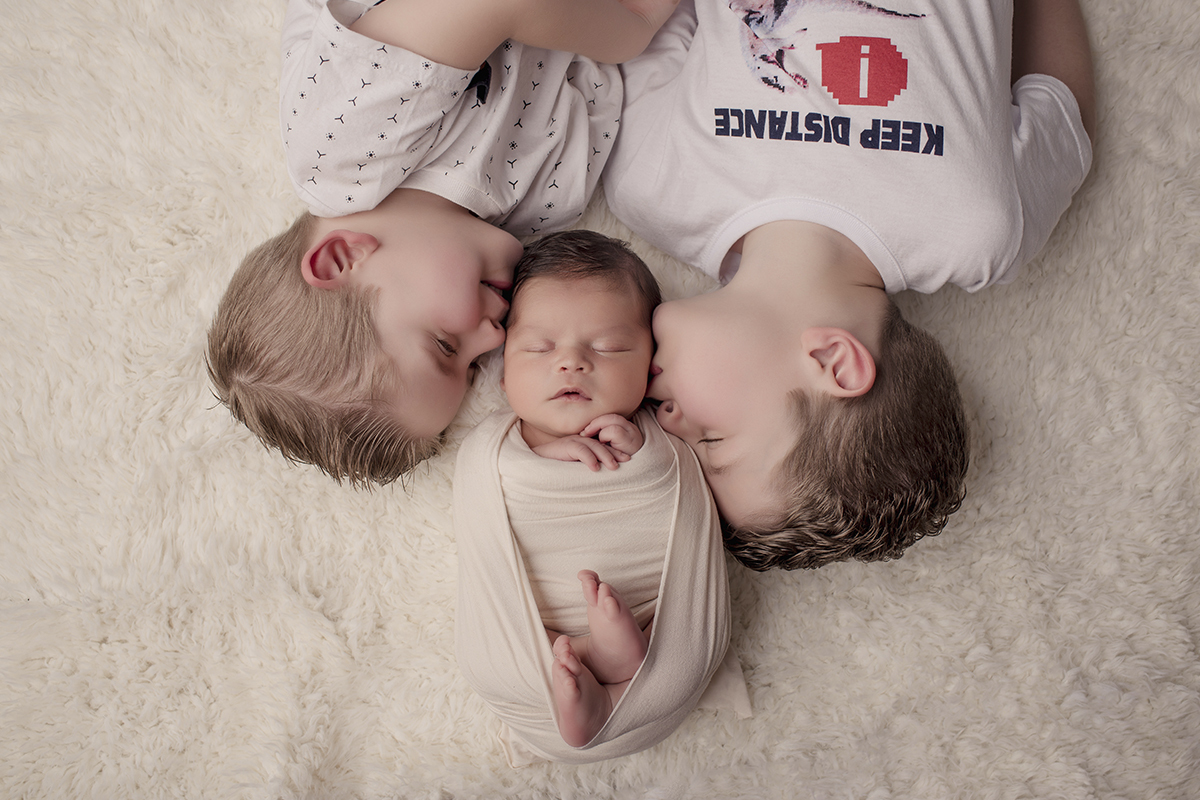 Foto newborn em caxias do sul fotografa morgana perini dois irmaos beijando o caçula