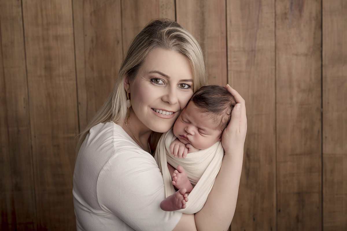 Foto newborn em caxias do sul fotografa morgana perini mamae com bebe nos braços roupas claras