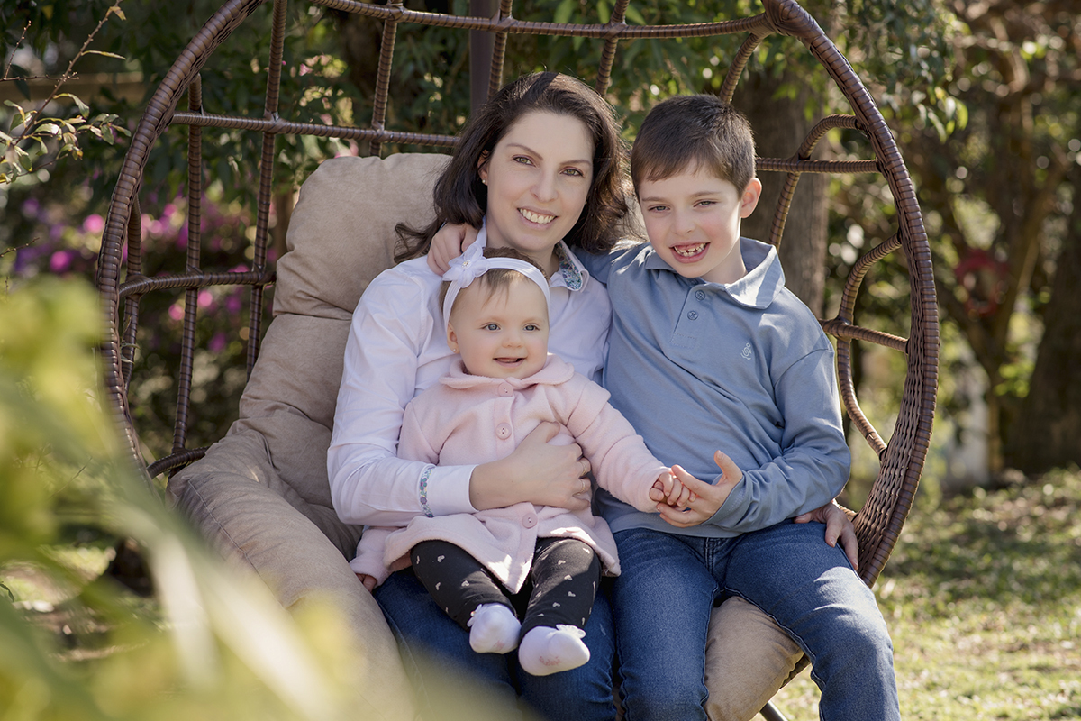 Foto de bebe em caxias do sul fotografa morgana perini mae e filhos sentados no balanço