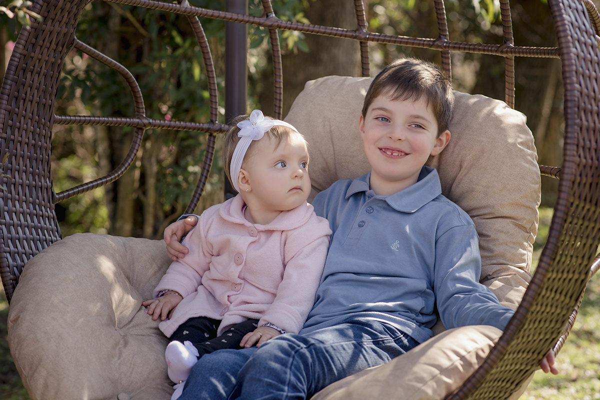 Foto de bebe em caxias do sul fotografa morgana perini irmaos no balanço