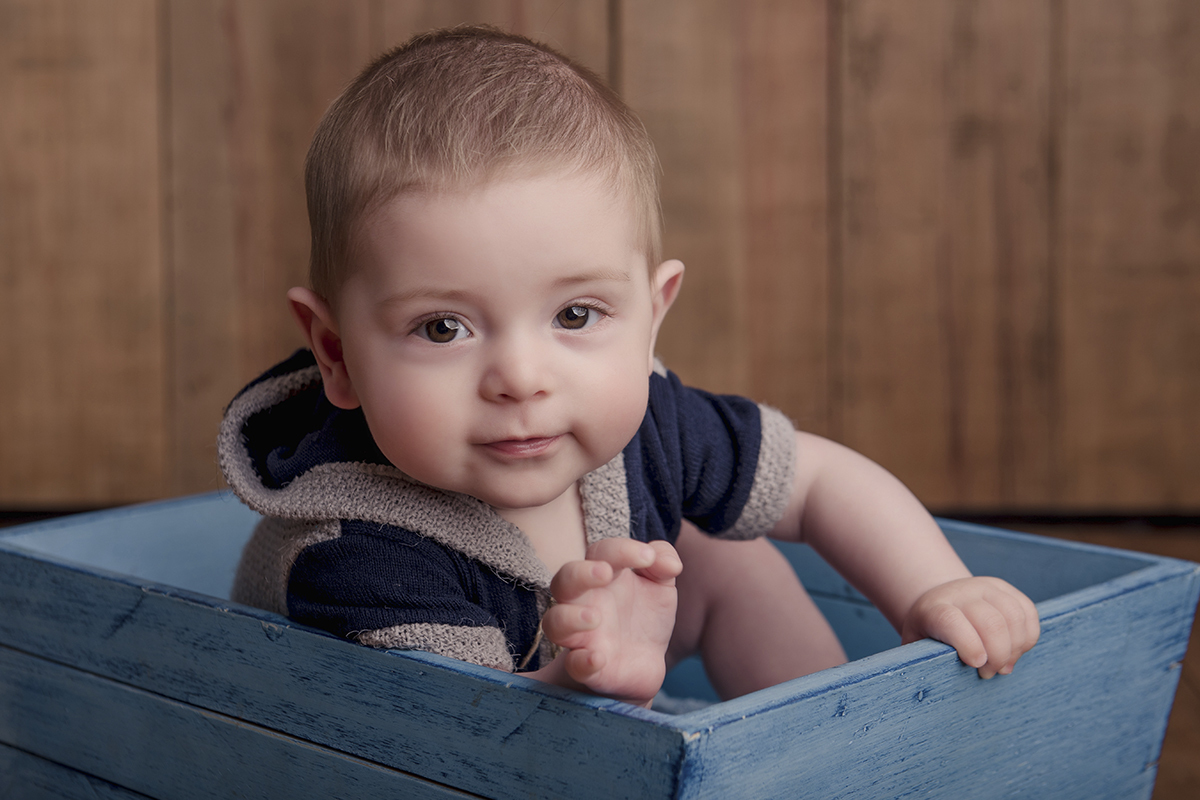 Foto de bebe em caxias do sul fotografa morgana perini bebe sentadinho roupa azul