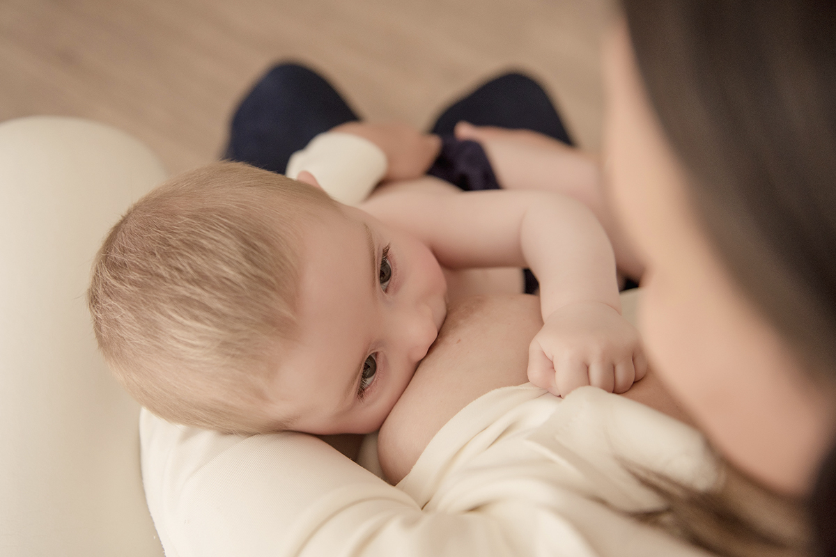 Foto de bebe em caxias do sul fotografa morgana perini bebe olhando mamae mamando
