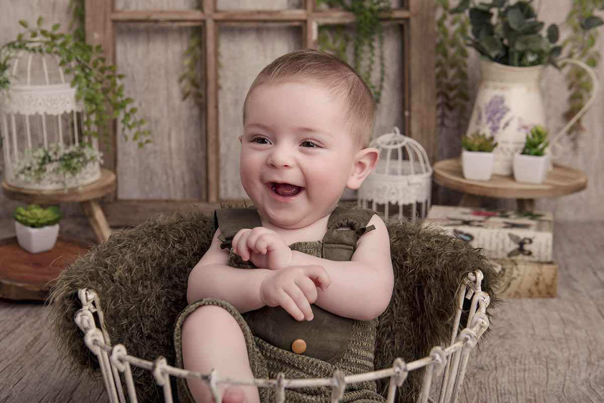 Foto de bebe em caxias do sul fotografa morgana perini bebe sorrindo verde

